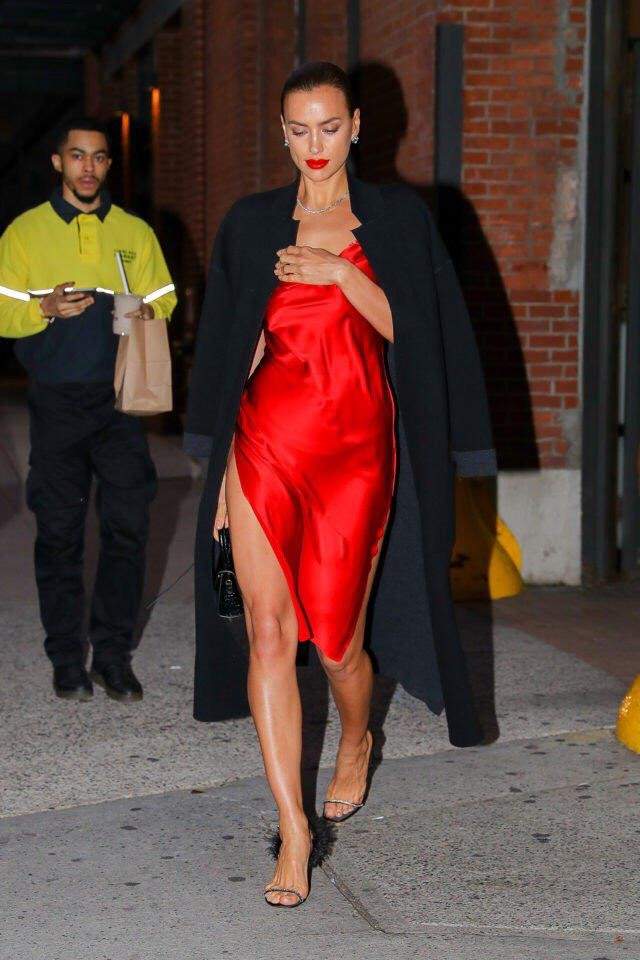 Ірина Шейк захопила фігурою в червоному міні-платті - фото 362854