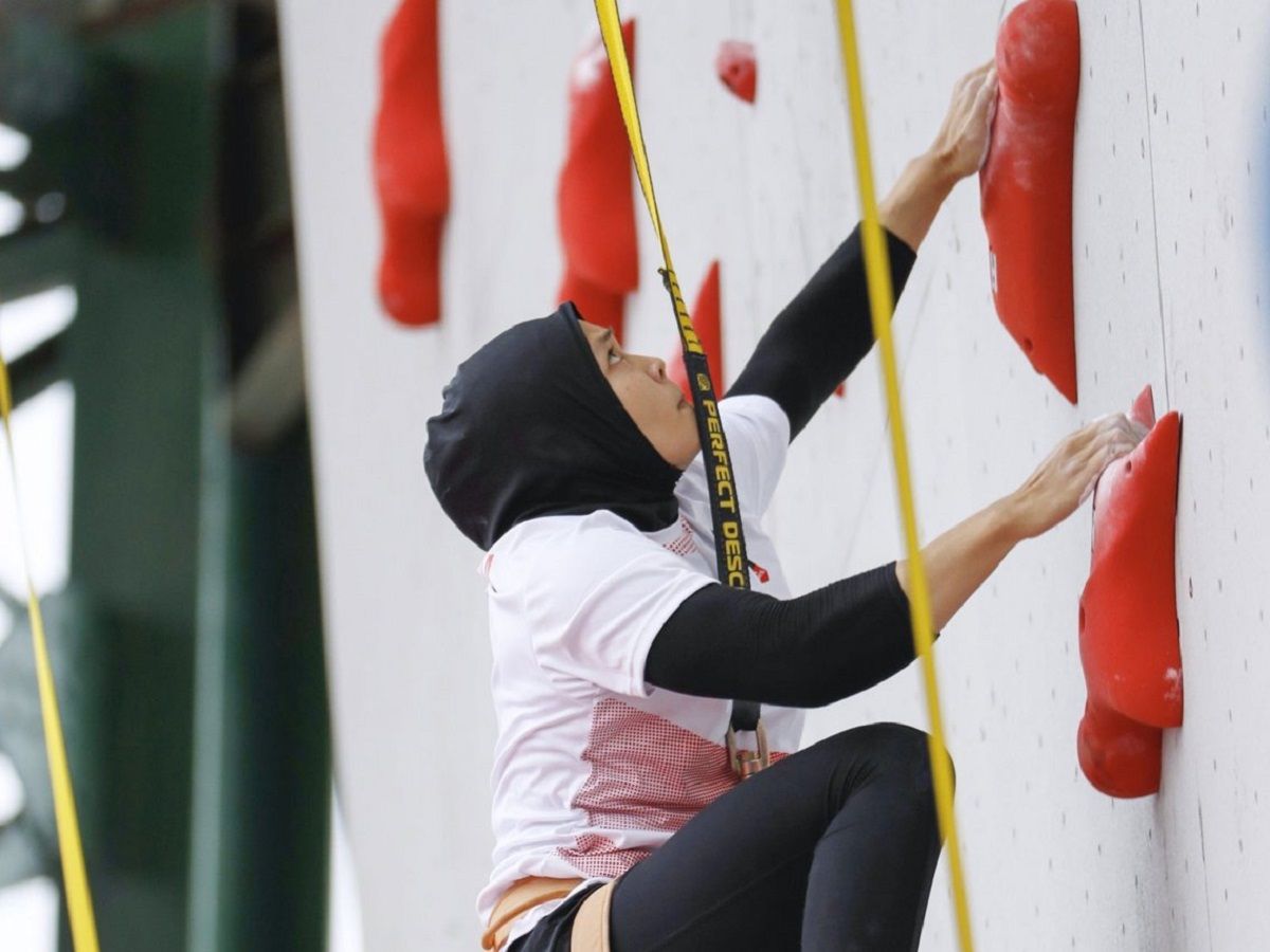 Людина-павук існує: індонезійка підкорила 15-метрову стіну за лічені секунди (відео)