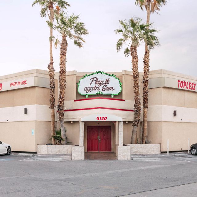 Як виглядають придорожні стрип-клуби у США: яскравий фотопроєкт - фото 363229