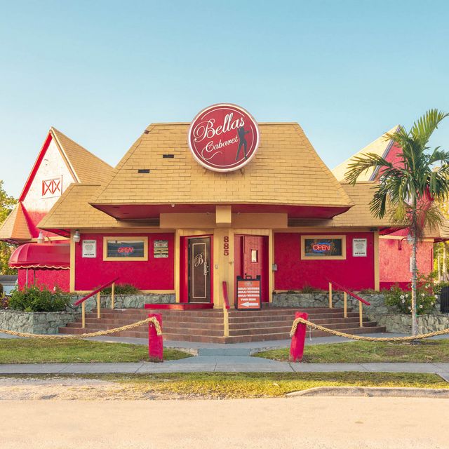 Як виглядають придорожні стрип-клуби у США: яскравий фотопроєкт - фото 363231