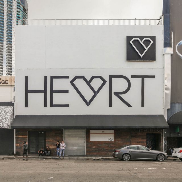 Як виглядають придорожні стрип-клуби у США: яскравий фотопроєкт - фото 363232