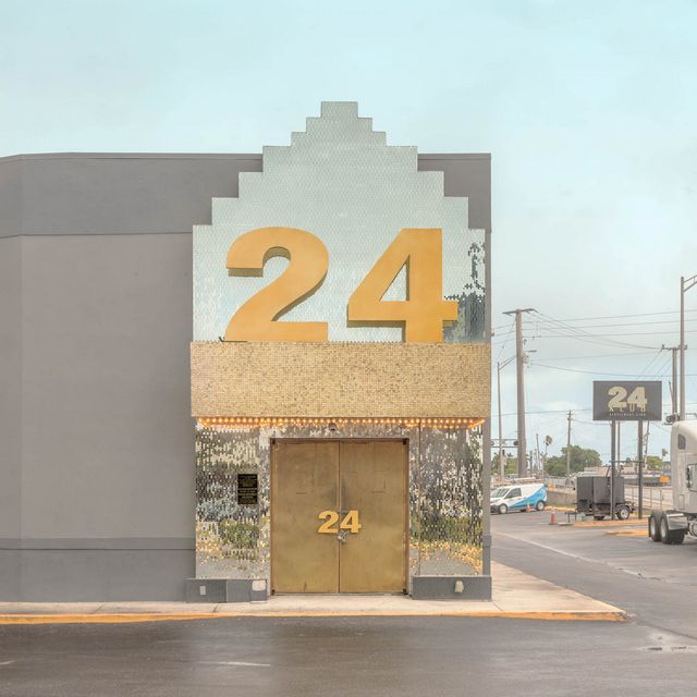 Як виглядають придорожні стрип-клуби у США: яскравий фотопроєкт - фото 363234