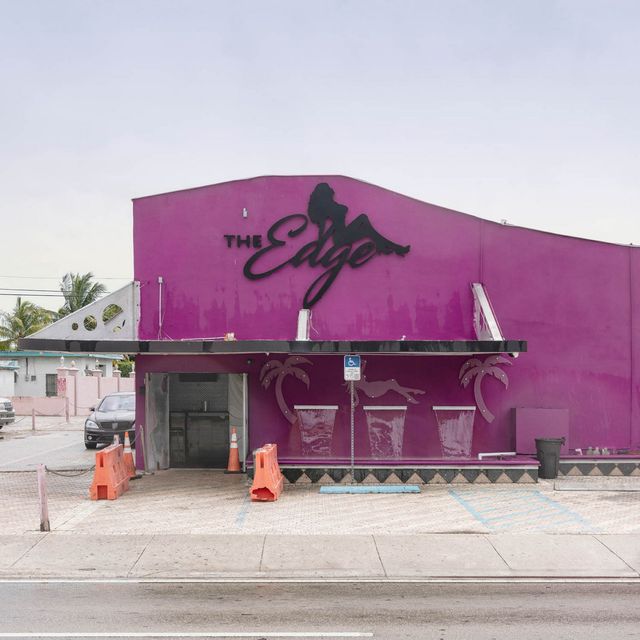 Як виглядають придорожні стрип-клуби у США: яскравий фотопроєкт - фото 363235