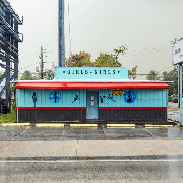 Як виглядають придорожні стрип-клуби у США: яскравий фотопроєкт - фото 363239