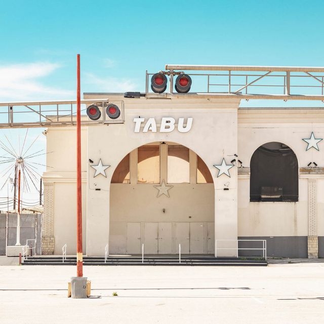 Як виглядають придорожні стрип-клуби у США: яскравий фотопроєкт - фото 363242