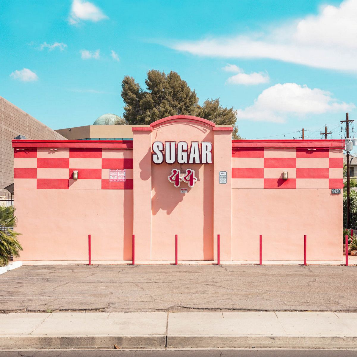 Як виглядають придорожні стрип-клуби у США: яскравий фотопроєкт