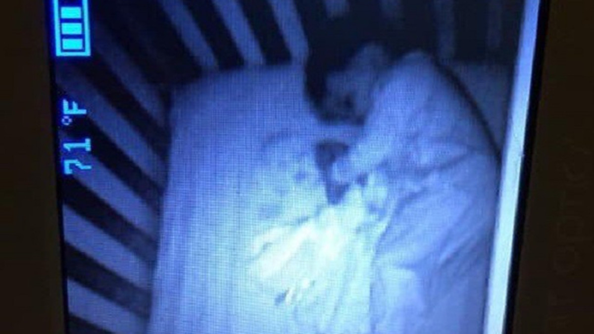 Дитина-примара: американку шокувала дивна знахідка в ліжечку сина (моторошне фото) - фото 1