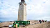 У Данії перемістили 720-тонний маяк, який міг впасти в море: як це було (відео)