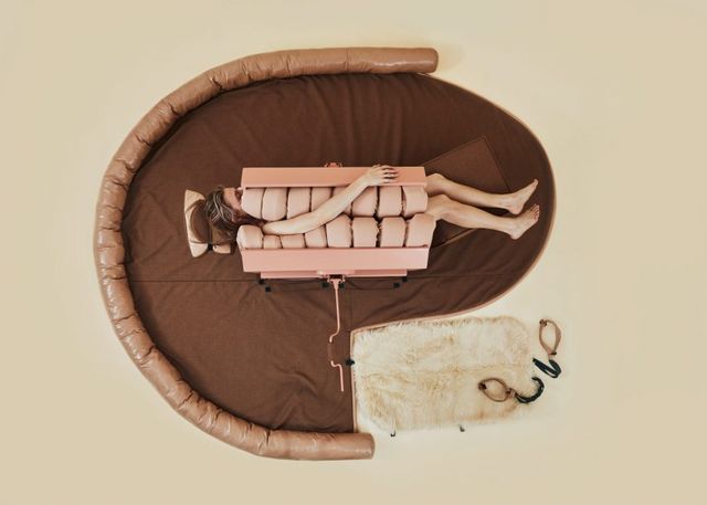 Художниця з Лос-Анджелеса придумала машину для обіймів - фото 363329