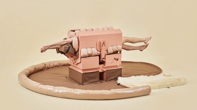 Художниця з Лос-Анджелеса придумала машину для обіймів - фото 363330