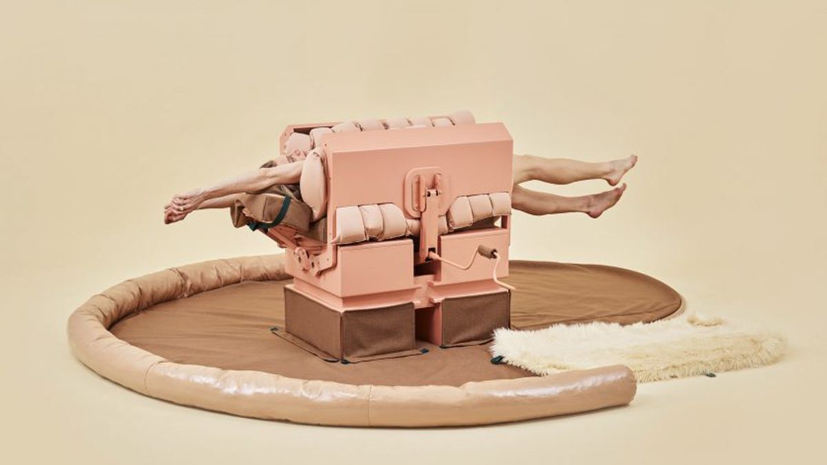 Художниця з Лос-Анджелеса придумала машину для обіймів