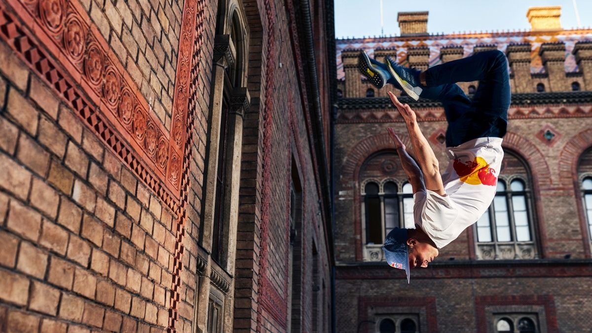 Титулований український фріранер показав неймовірні трюки паркуру: вражаюче відео