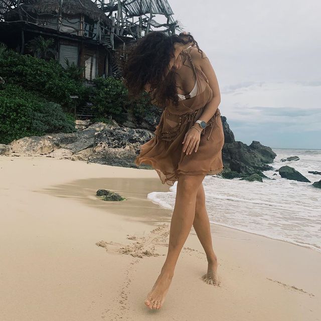 Зваблива Настя Каменських показала, як розважається біля океану (фото) - фото 363507