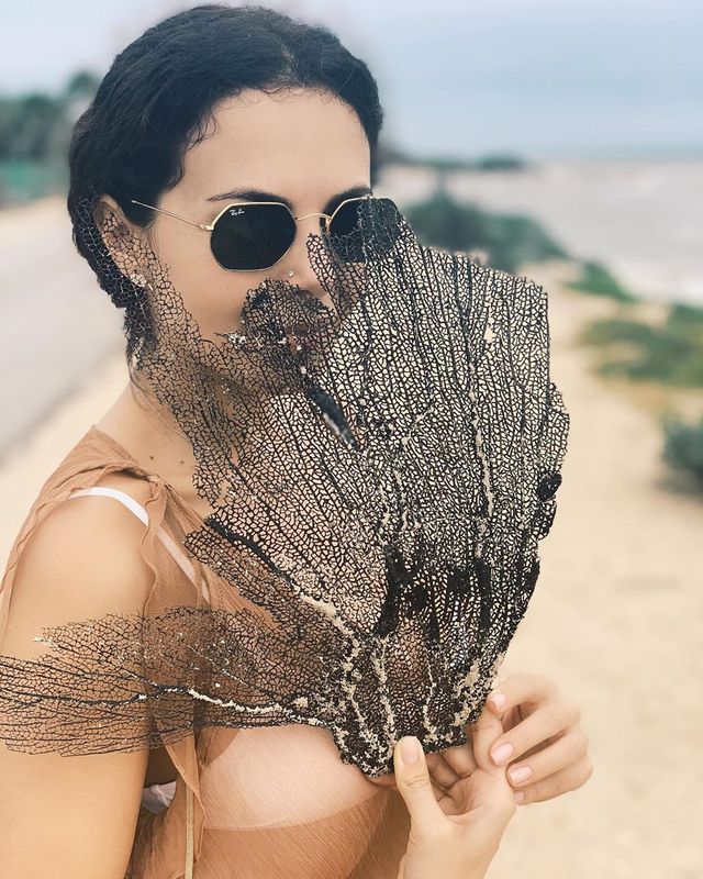 Зваблива Настя Каменських показала, як розважається біля океану (фото) - фото 363508