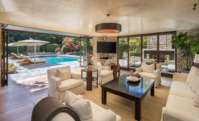 Будинок Дженніфер Еністон і Бреда Пітта продається за шалену суму: розкішні фото - фото 363543