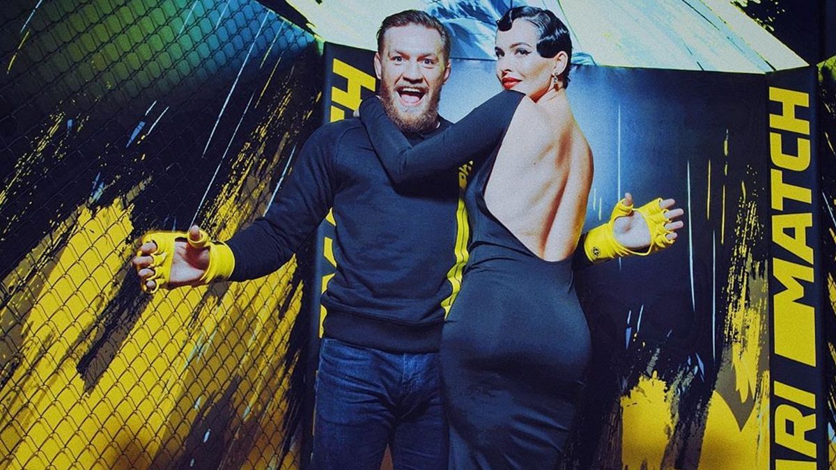 Даша Астаф'єва розбурхала мережу апетитними формами на знімку з Конором МакГрегором