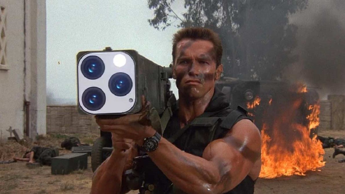 Арнольд Шварценегер показав чохол для iPhone 11 з власним популярним мемом