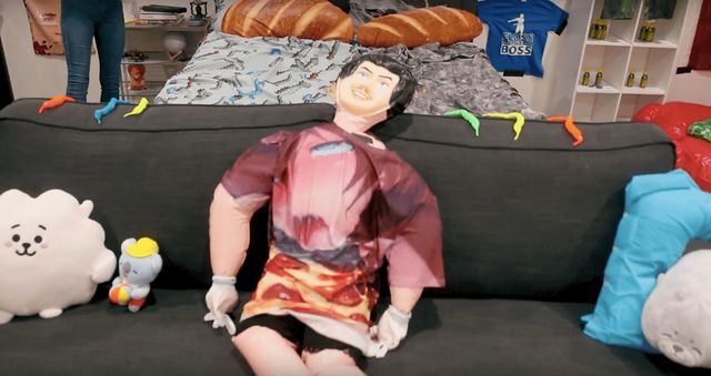 Блогер облаштував кімнату за допомогою бота, який здійснював покупки без його відома - фото 363642