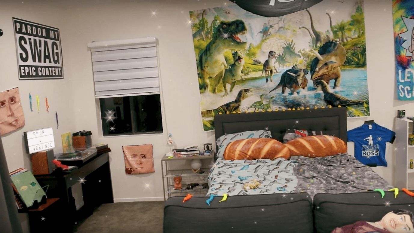 Блогер облаштував кімнату за допомогою бота, який здійснював покупки без його відома