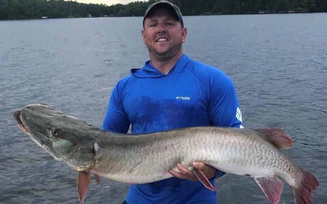 Рибалка зловив щуку, розміром з людину: фотофакт - фото 363814