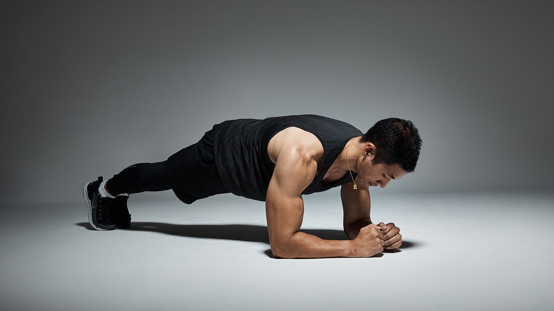 Кому не варто робити популярну вправу "планка"