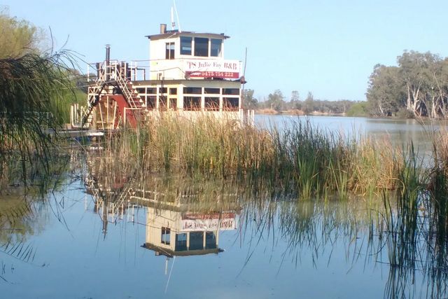 Пара перетворила старий корабель у сучасний плавучий дім - фото 364047