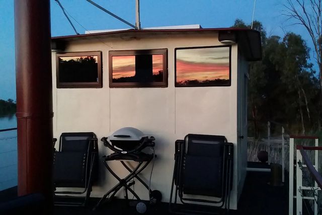 Пара перетворила старий корабель у сучасний плавучий дім - фото 364049