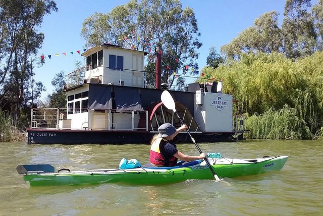 Пара перетворила старий корабель у сучасний плавучий дім - фото 364050