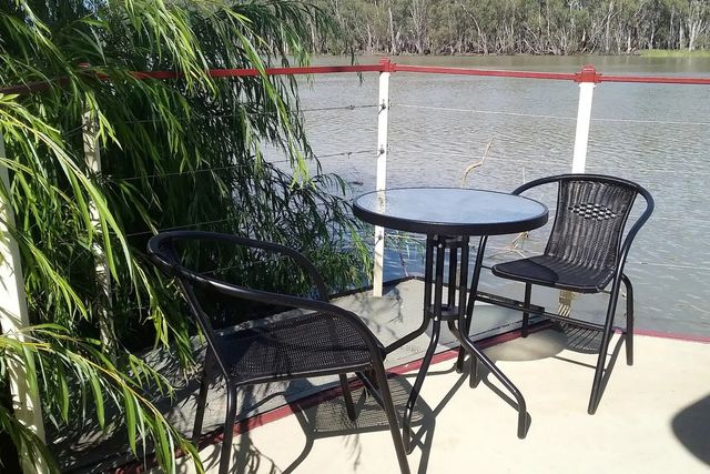 Пара перетворила старий корабель у сучасний плавучий дім - фото 364051