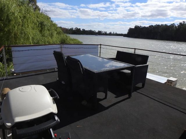 Пара перетворила старий корабель у сучасний плавучий дім - фото 364052