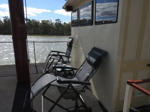 Пара перетворила старий корабель у сучасний плавучий дім - фото 364053