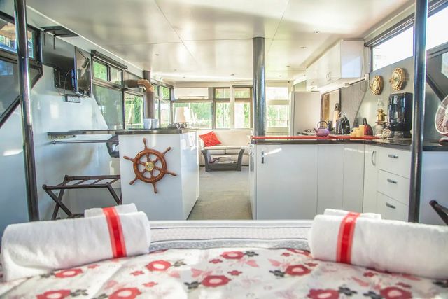 Пара перетворила старий корабель у сучасний плавучий дім - фото 364054