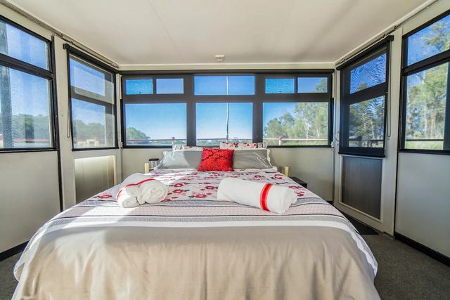 Пара перетворила старий корабель у сучасний плавучий дім - фото 364055