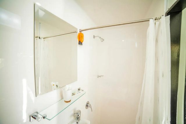 Пара перетворила старий корабель у сучасний плавучий дім - фото 364056