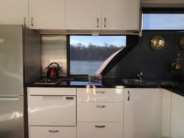 Пара перетворила старий корабель у сучасний плавучий дім - фото 364057