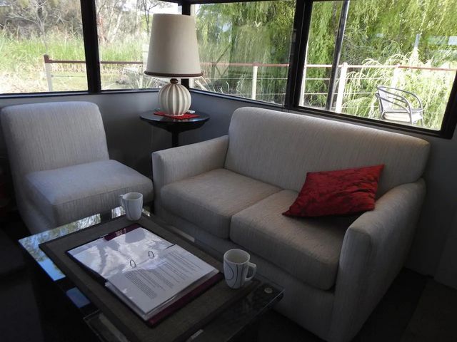 Пара перетворила старий корабель у сучасний плавучий дім - фото 364058