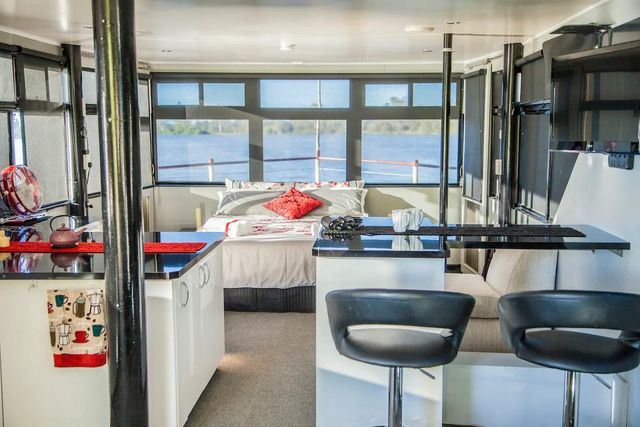 Пара перетворила старий корабель у сучасний плавучий дім - фото 364059