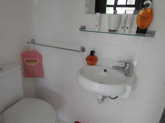 Пара перетворила старий корабель у сучасний плавучий дім - фото 364060