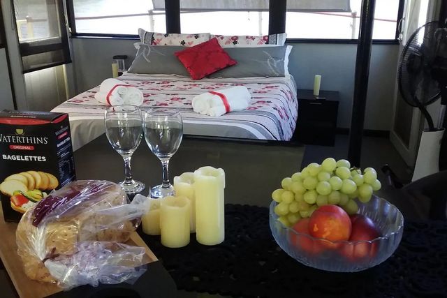 Пара перетворила старий корабель у сучасний плавучий дім - фото 364061