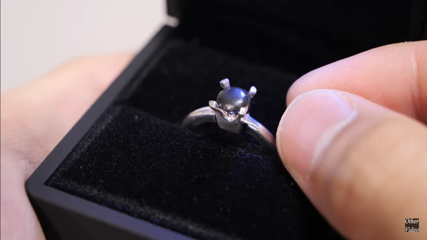 Японець створив огидну обручку з нігтів: фото