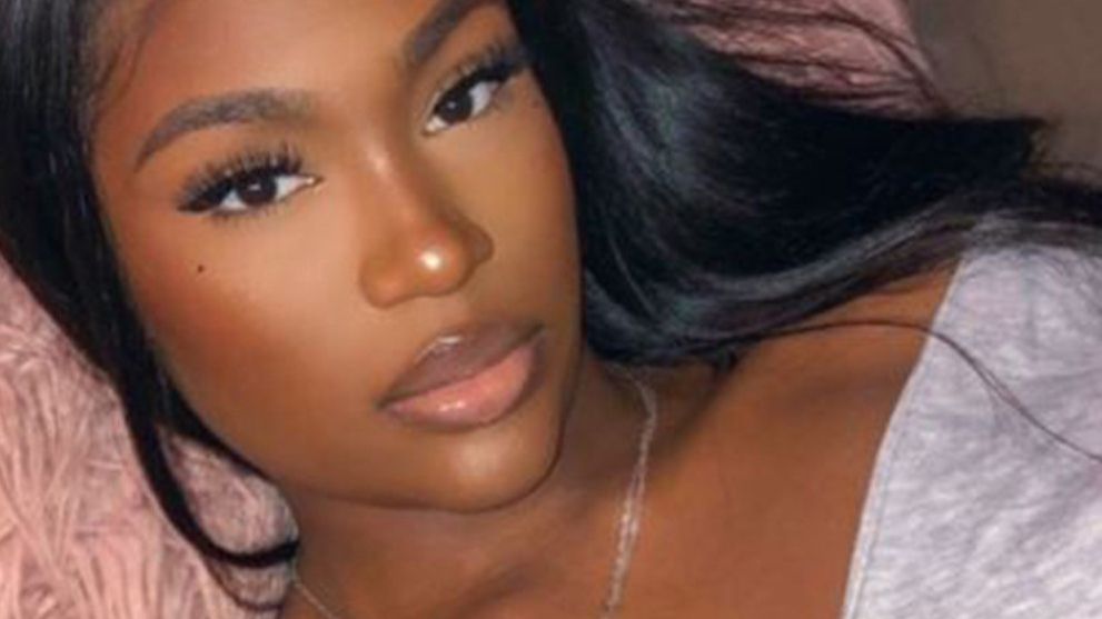 У мережі висміяли дівчину "без макіяжу" з шаром косметики на обличчі