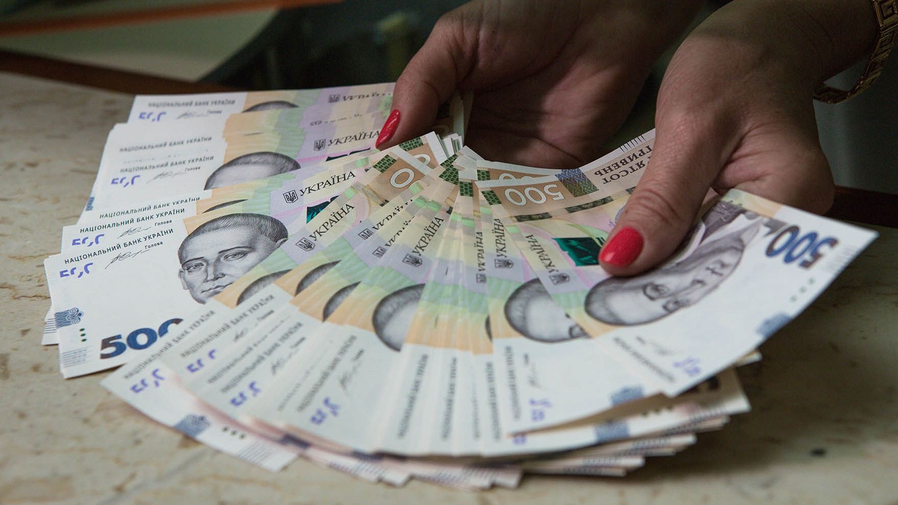 Середня зарплата в Україні: стало відомо, хто і де заробляє найбільше