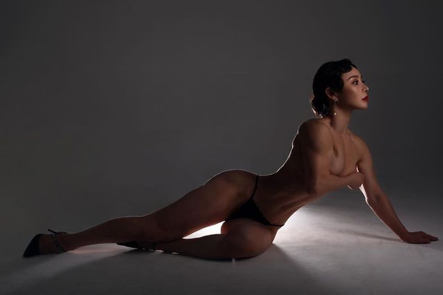 Обличчя ангела, а тіло диявола: у мережі обговорюють зовнішність китайської лікарки (18+) - фото 364535