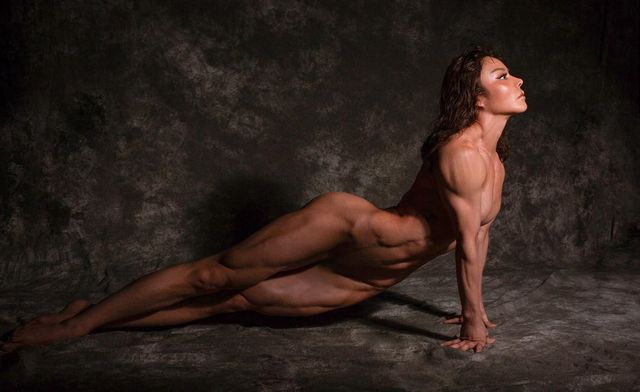 Обличчя ангела, а тіло диявола: у мережі обговорюють зовнішність китайської лікарки (18+) - фото 364537