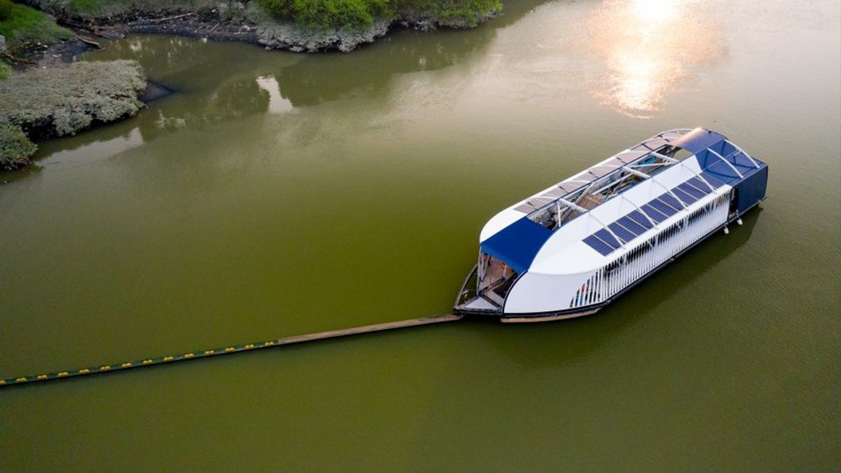 У Малайзії та Індонезії з'явився плавучий робот, який виловлює сміття в океані (відео)