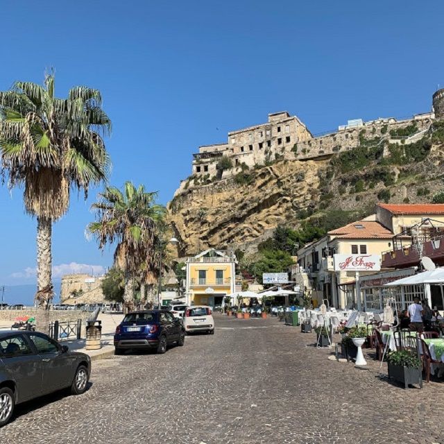 Містечко Піццо розташоване на крутій скелі - фото 364639