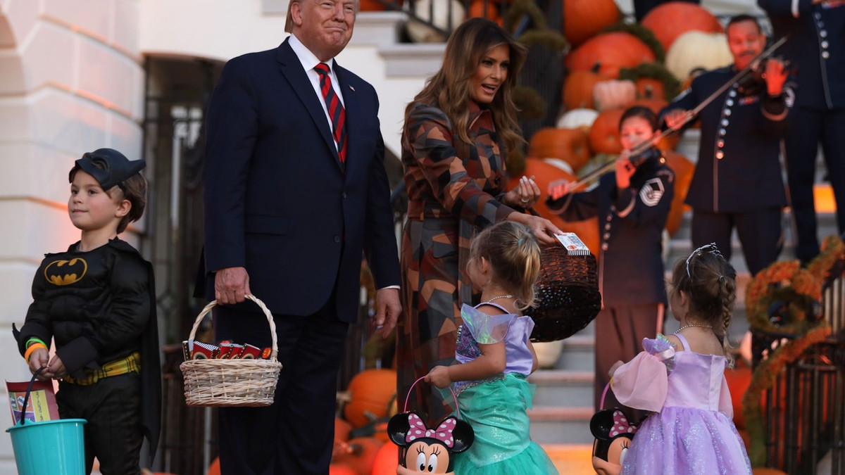 Трамп окурйозився з дітьми на Хеловін - фото 1