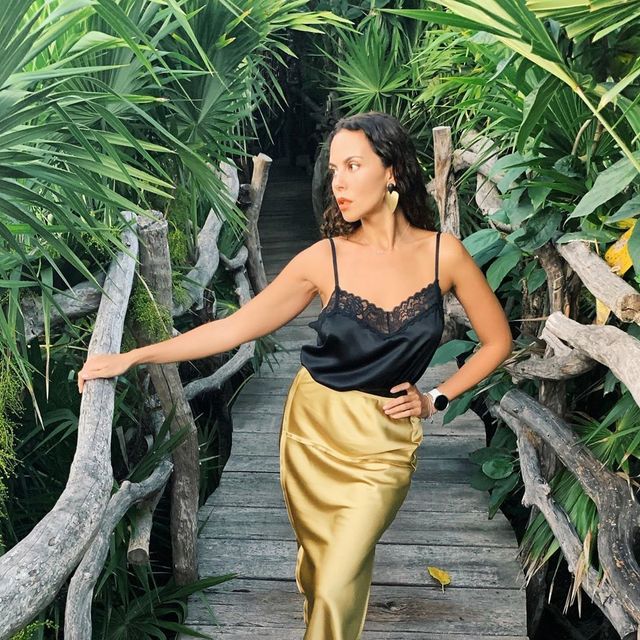 Настя Каменських позувала у спокусливому образі посеред джунглів: ефектні кадри - фото 364768