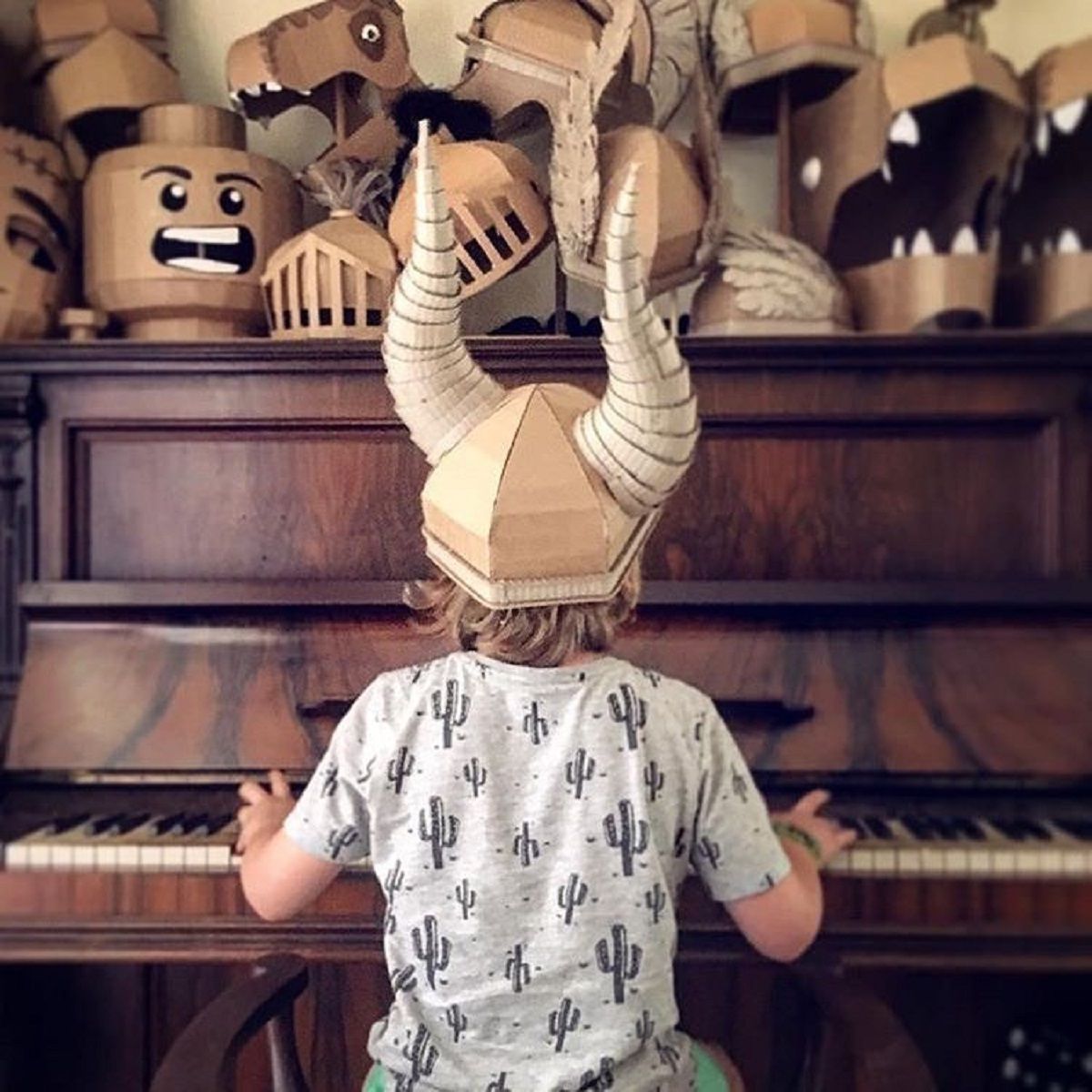 Австралійка робить картонні костюми на Хеловін, які дивують (фото)