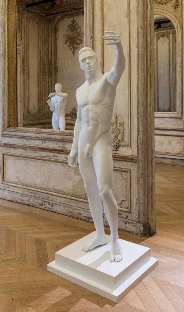 Ніяких оголень: у Парижі скульптури одягнули у спідню білизну - фото 365082